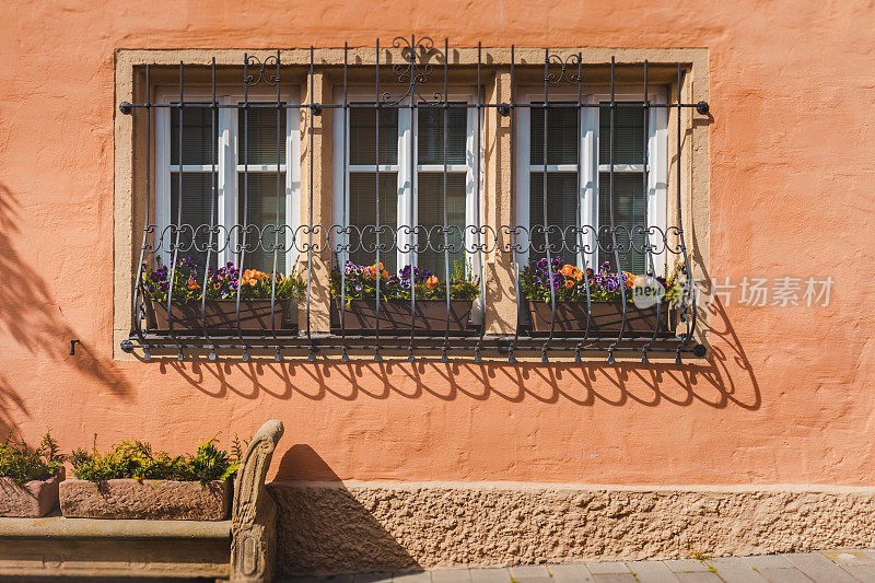 在古老的小镇Rothenburg ob der Tauber上有五颜六色的鲜花的复古阳台